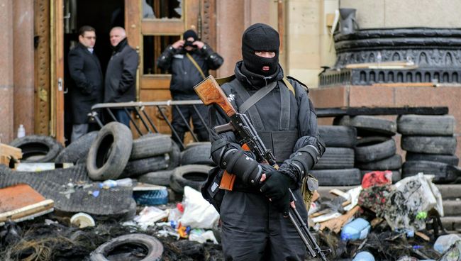 Сотрудники спецслужбы Украины возле здания областной администрации в Харькове Сотрудники спецслужбы Украины возле здания областной администрации в Харькове