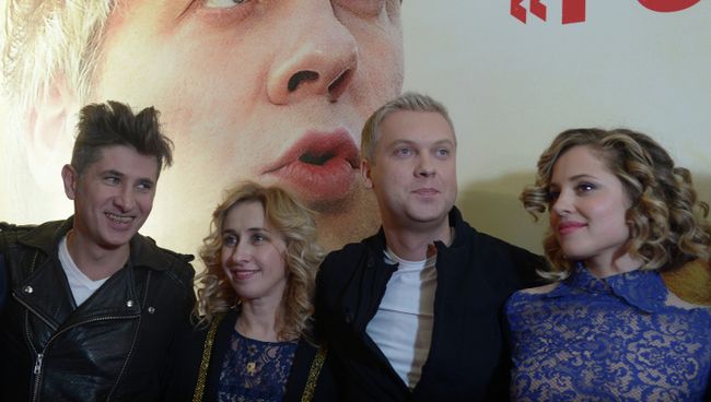 Режиссер Игорь Волошин, актриса Ольга Симонова, актер Сергей Светлаков и актриса Маргарита Левиева на премьере фильма Скорый Москва-Россия Режиссер Игорь Волошин, актриса Ольга Симонова, актер Сергей Светлаков и актриса Маргарита Левиева на премьере фильма Скорый Москва-Россия