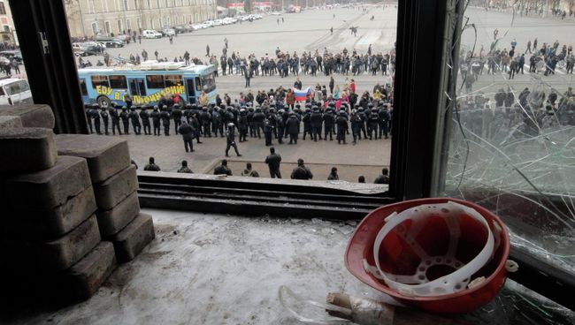 Ситуация возле здания областной администрации в Харькове. 8 апреля 2014 Ситуация возле здания областной администрации в Харькове. 8 апреля 2014