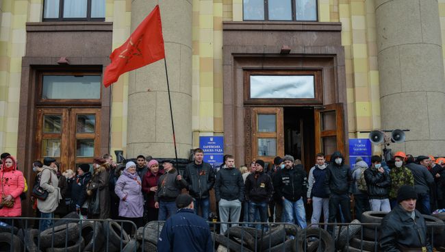 Пророссийские активисты у здания Областной администрации Харькова