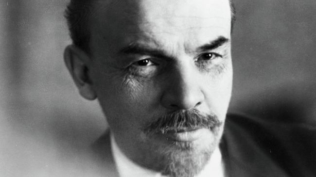 Владимир Ильич Ленин (1870-1924). Репродукция фотографии 1918 года Владимир Ильич Ленин (1870-1924). Репродукция фотографии 1918 года