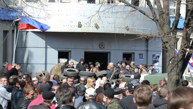 Сторонники референдума о статусе региона возле здания Службы Безопасности Украины в Луганске Сторонники референдума о статусе региона возле здания Службы Безопасности Украины в Луганске