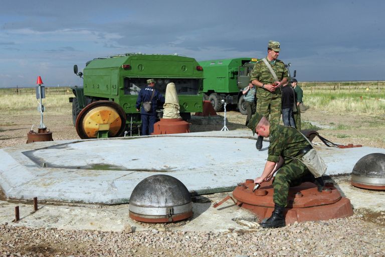 Подготовка к запуску ракеты РС-20 (Воевода) Подготовка к запуску ракеты РС-20 (Воевода)