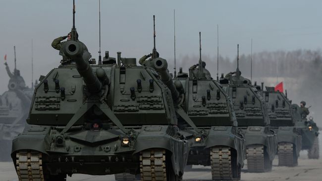 Колонна военной техники. Архивное фото Колонна военной техники. Архивное фото