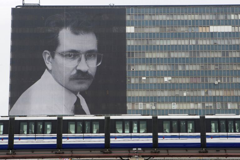 Плакат с изображением В. Листьева вывешен на здании телецентра Останкино Плакат с изображением В. Листьева вывешен на здании телецентра Останкино