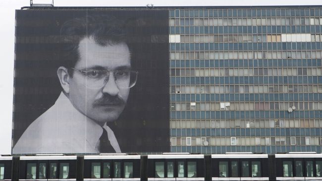 Плакат с изображением В. Листьева вывешен на здании телецентра Останкино Плакат с изображением В. Листьева вывешен на здании телецентра Останкино