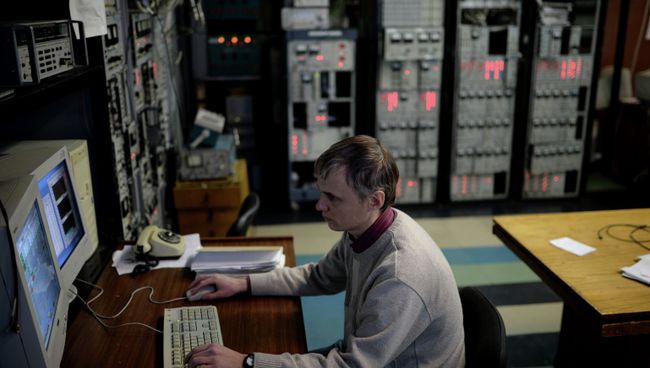 Сотрудник научного центра во время работы в Институте ядерной физики имени Г.И. Будкера в Новосибирске. Архивное фото Сотрудник научного центра во время работы в Институте ядерной физики имени Г.И. Будкера в Новосибирске. Архивное фото