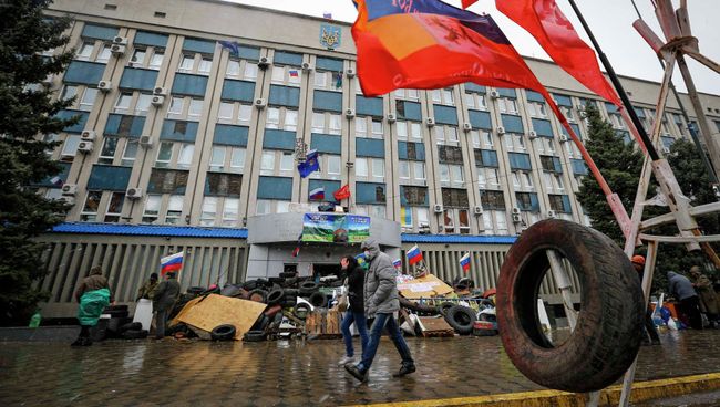 Баррикады возле здания областного управления Службы Безопасности Украины в Луганске. 11 апреля 2014 Баррикады возле здания областного управления Службы Безопасности Украины в Луганске. 11 апреля 2014