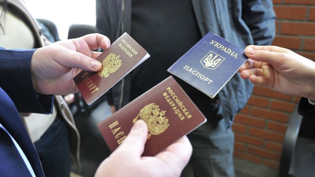 Получение паспортов Российской Федерации в паспортно-визовом центре Москвы. Архивное фото Получение паспортов Российской Федерации в паспортно-визовом центре Москвы. Архивное фото