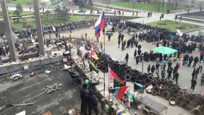 Территория перед зданием областной государственной администрации города Донецка. Архивное фото