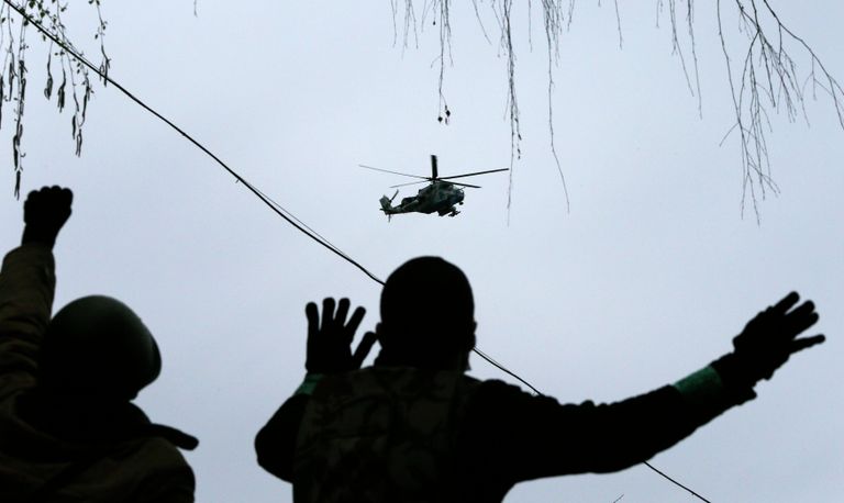 Вертолет пролетает над людьми в Славянске Вертолет пролетает над людьми в Славянске