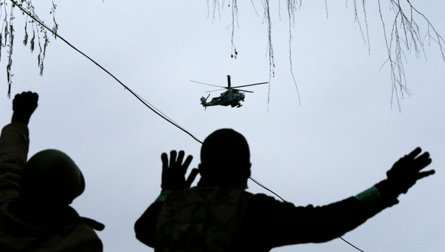 Вертолет пролетает над людьми в Славянске, 13 апреля 2014 Вертолет пролетает над людьми в Славянске, 13 апреля 2014