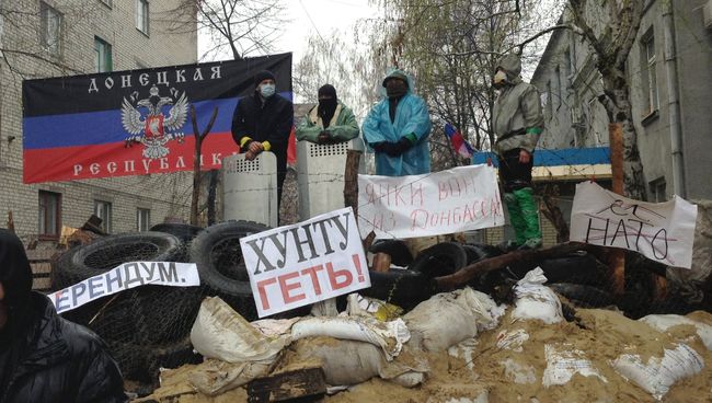 Сторонники референдума за федерализацию Украины в городе Славянске Донецкой области Сторонники референдума за федерализацию Украины в городе Славянске Донецкой области