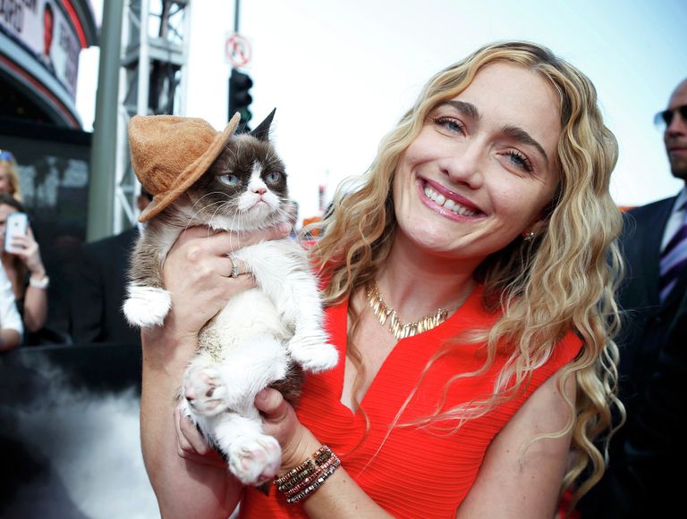 Табата Бандесен и Grumpy Cat на церемонии вручения премии MTV Movie Awards Табата Бандесен и Grumpy Cat на церемонии вручения премии MTV Movie Awards