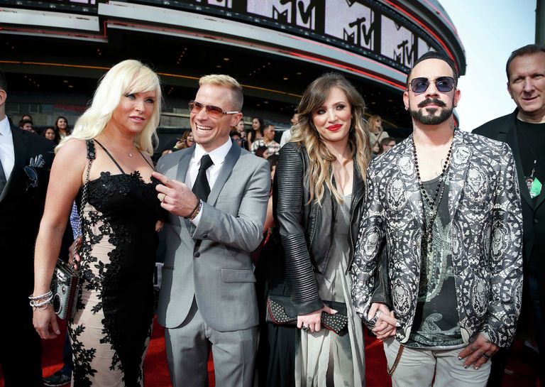 Музыканты, участники группы Backstreet Boys Брайан Литтрелл и Эй Джей МакЛин с женами на церемонии вручения премии MTV Movie Awards Музыканты, участники группы Backstreet Boys Брайан Литтрелл и Эй Джей МакЛин с женами на церемонии вручения премии MTV Movie Awards