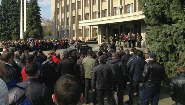 Собрание горожан на площади Октябрьской революции у здания городской администрации города Славянска Донецкой области Собрание горожан на площади Октябрьской революции у здания городской администрации города Славянска Донецкой области
