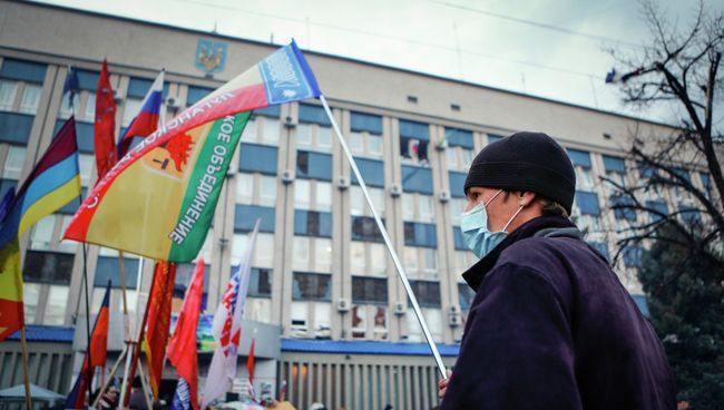 Сторонник федерализации Украины возле здания СБУ в Луганске Сторонник федерализации Украины возле здания СБУ в Луганске