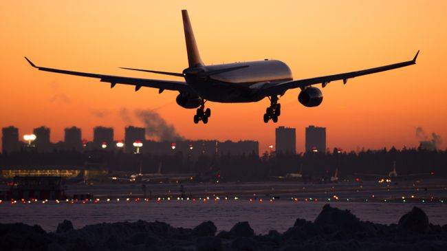 Самолет Airbus заходит на посадку над Москвой. Архивное фото Самолет Airbus заходит на посадку над Москвой. Архивное фото