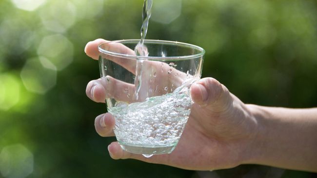 Стакан с водой. Архивное фото Стакан с водой. Архивное фото