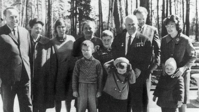 Семейный снимок семьи Никиты Сергеевича Хрущева, 1963 год Семейный снимок семьи Никиты Сергеевича Хрущева, 1963 год