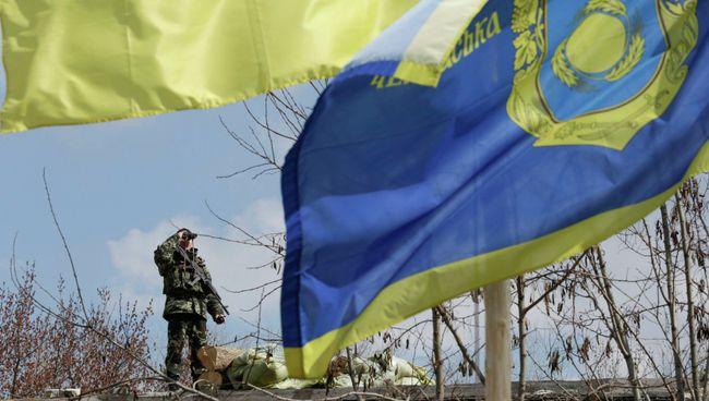 Украинский пограничник недалеко от границы с Россией в Донецкой области. 15 апреля 2014 Украинский пограничник недалеко от границы с Россией в Донецкой области. 15 апреля 2014