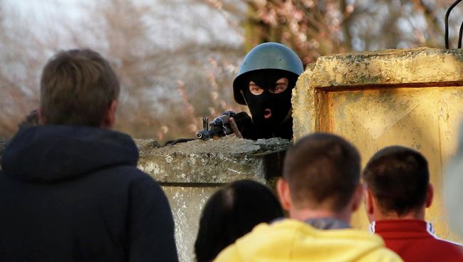 Украинский военный возле авиабазы в Краматорске на востоке Украины. 15 апреля 2014 Украинский военный возле авиабазы в Краматорске на востоке Украины. 15 апреля 2014