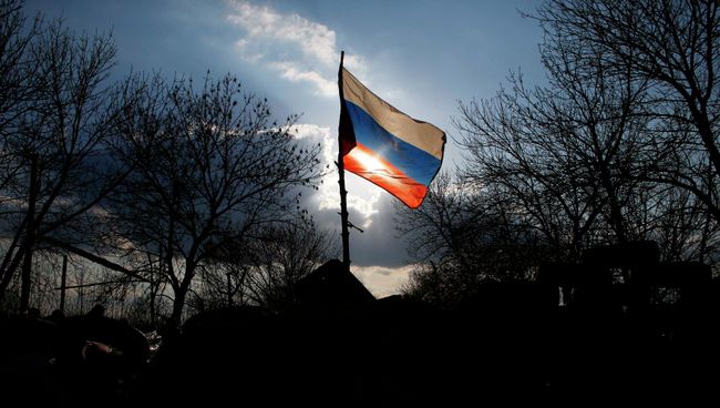 Флаг России на баррикадах сторонников федерализации Украины около ворот аэропорта Краматорска Флаг России на баррикадах сторонников федерализации Украины около ворот аэропорта Краматорска