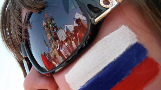 Студентка-первокурсница на Васильевском спуске в Москве Студентка-первокурсница на Васильевском спуске в Москве