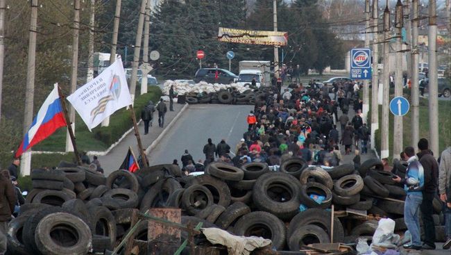 Баррикады около ворот аэропорта Краматорска Баррикады около ворот аэропорта Краматорска