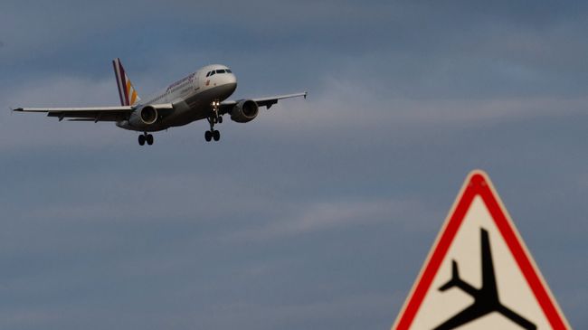 Самолет заходит на посадку во Внуково