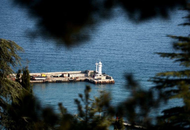 Маяк у пассажирского порта в Ялте Маяк у пассажирского порта в Ялте
