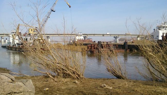 Груженая баржа осела в Томске у Коммунального моста, событийное фото Груженая баржа осела в Томске у Коммунального моста, событийное фото