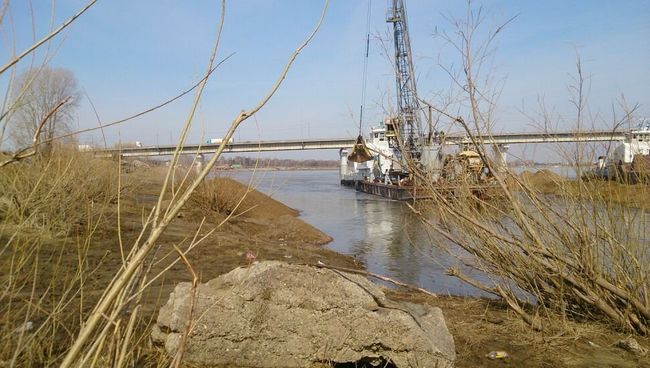 Груженая баржа осела в Томске у Коммунального моста, событийное фото Груженая баржа осела в Томске у Коммунального моста, событийное фото