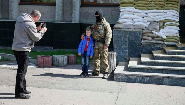 На входе в здание мэрии в Славянске, Украина. 18 апреля 2014 На входе в здание мэрии в Славянске, Украина. 18 апреля 2014