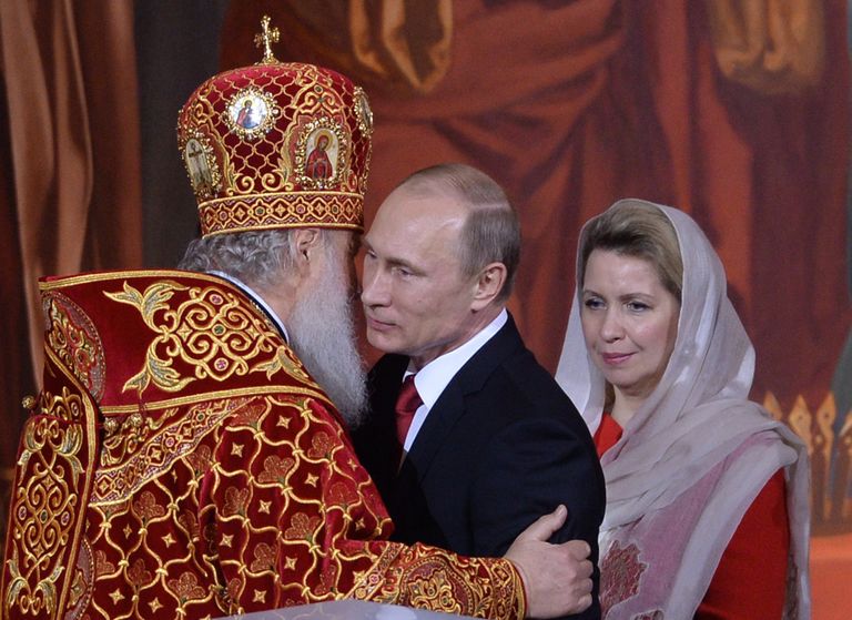 В.Путин и Д.Медведев на пасхальном богослужении в храме Христа Спасителя в Москве В.Путин и Д.Медведев на пасхальном богослужении в храме Христа Спасителя в Москве