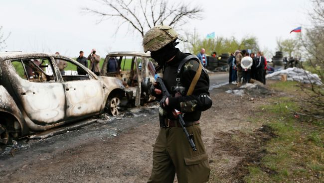 На месте стрельбы на блокпосту при въезде в Славянск