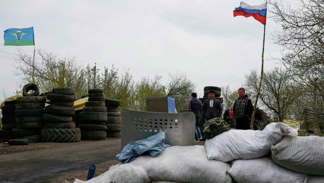 На месте стрельбы на блокпосту при въезде в Славянск