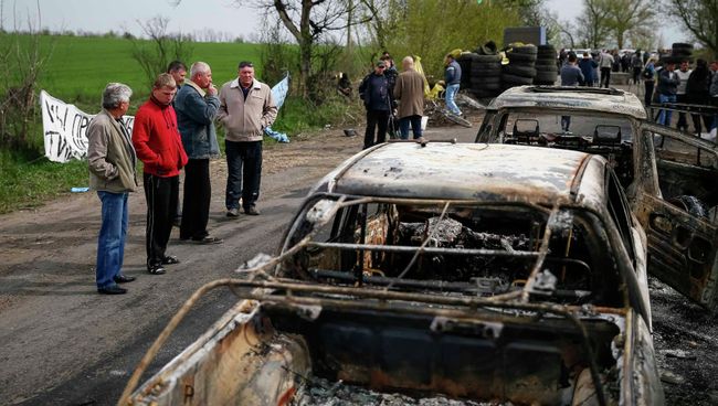 На месте стрельбы на блокпосту при въезде в Славянск