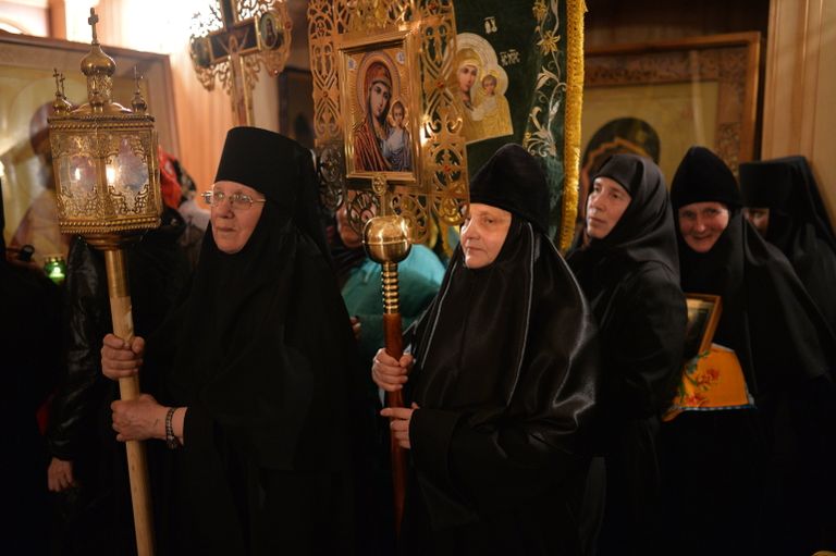 Монахини перед началом крестного хода во время праздничного пасхального богослужения в Иоанно-Кронштадтском женском монастыре Монахини перед началом крестного хода во время праздничного пасхального богослужения в Иоанно-Кронштадтском женском монастыре
