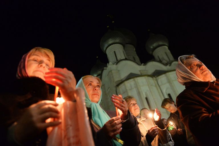 Верующие на праздничном пасхальном богослужении в Великом Новгороде Верующие на праздничном пасхальном богослужении в Великом Новгороде