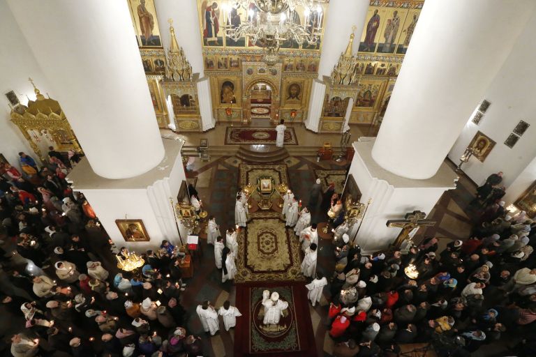 Верующие во время пасхального богослужения в Успенском соборе Ярославля Верующие во время пасхального богослужения в Успенском соборе Ярославля
