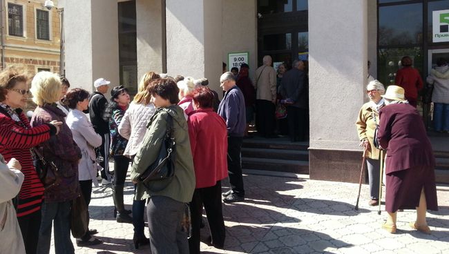 Вкладчики у отделения Приватбанка в Крыму Вкладчики у отделения Приватбанка в Крыму