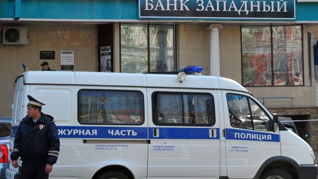 Сотрудники полиции у входа в отделение банка Западный в Белгороде