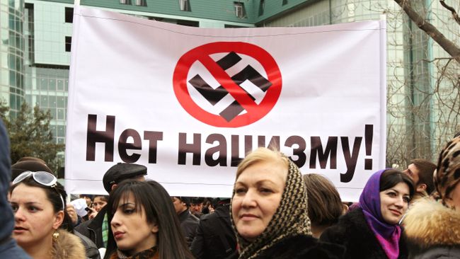Люди с плакатом Нет нацизму!, архивное фото Люди с плакатом Нет нацизму!, архивное фото