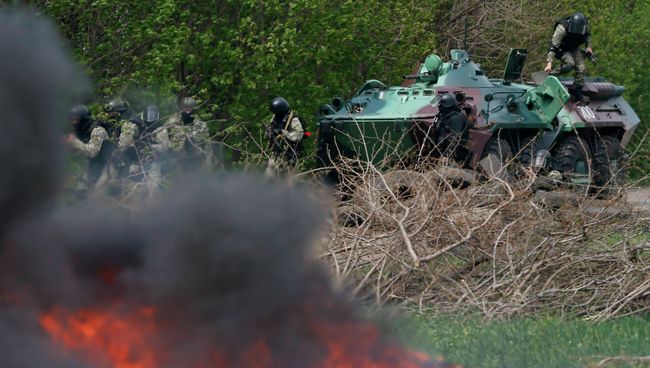 Украинские военные у блокпоста на подъезде к Славянску, 24 апреля 2014