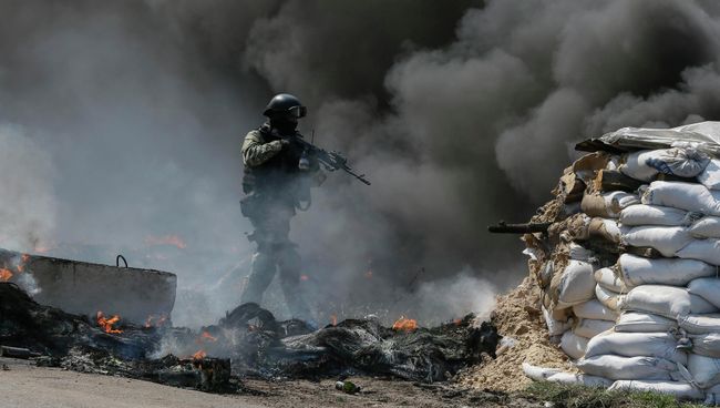 Украинские военные у блокпоста на подъезде к Славянску Украинские военные у блокпоста на подъезде к Славянску
