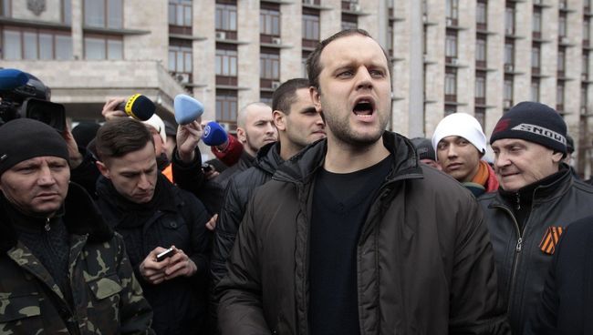 Активист Павел Губарев перед зданием областного административного здания в Донецке. 5 марта 2014. Архивное фото Активист Павел Губарев перед зданием областного административного здания в Донецке. 5 марта 2014. Архивное фото