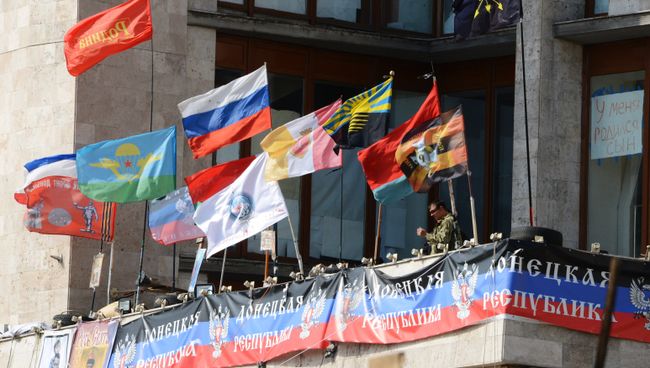 Флаги на здании областной государственной администрации города Донецка Флаги на здании областной государственной администрации города Донецка