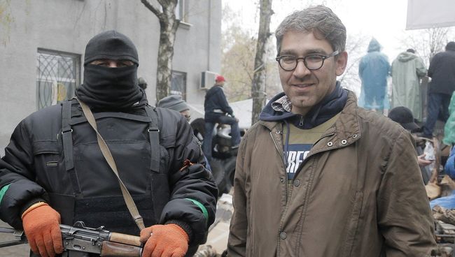 Журналист издания Vice News Саймон Островский фотографируется с активистами в Славянске. 13 апреля 2014 Журналист издания Vice News Саймон Островский фотографируется с активистами в Славянске. 13 апреля 2014
