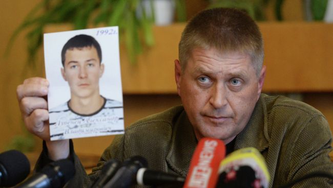 Народный мэр Славянска Вячеслав Пономарев показывает фотографию, погибшего в ходе перестрелки на блокпосту под Славянском Александра Лубенца Народный мэр Славянска Вячеслав Пономарев показывает фотографию, погибшего в ходе перестрелки на блокпосту под Славянском Александра Лубенца